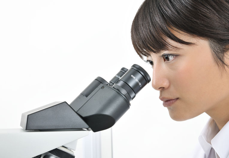 顕微鏡を見る女性