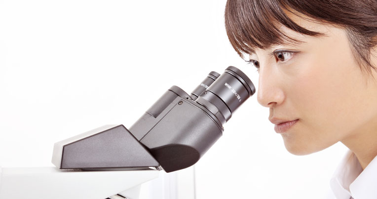 位相差顕微鏡を使用する女性